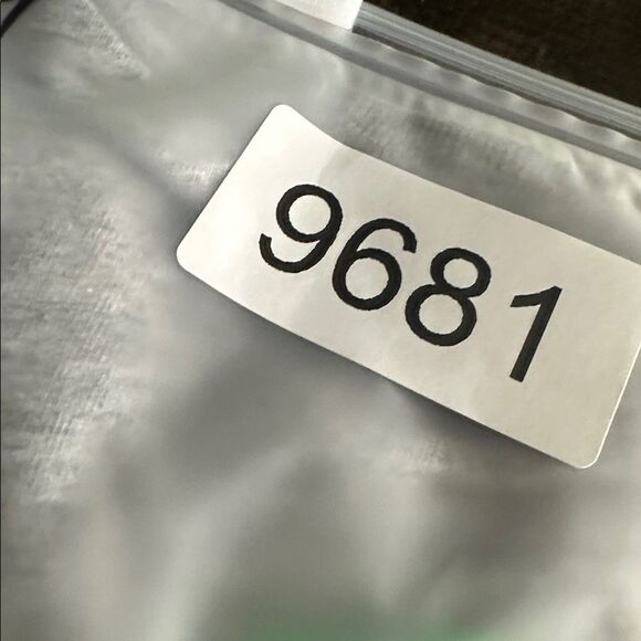 EUC Under Armour Boys Gray Long Sleeve Tee Shirt  Green Logo on Back - Size 7 - Picture 6 of 6